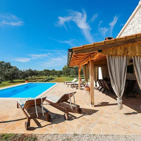 Lovely In With Private Pool Posedarje