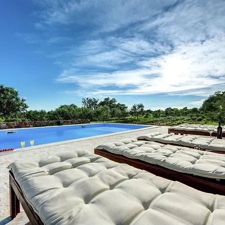 Βίλα Lovely In With Private Pool Posedarje