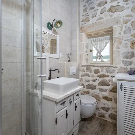 Βίλα Lovely In With Private Pool *