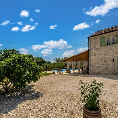 Βίλα Lovely In With Private Pool Posedarje