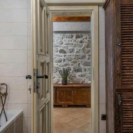 Βίλα Lovely In With Private Pool